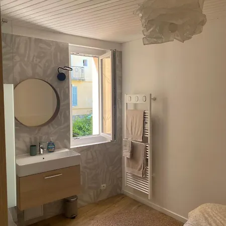 Lumineux Au Centre Historique, شقة